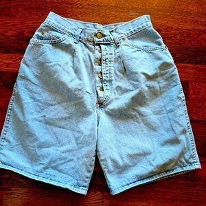 Chic high waisted vintage jean shorts. Sz 11